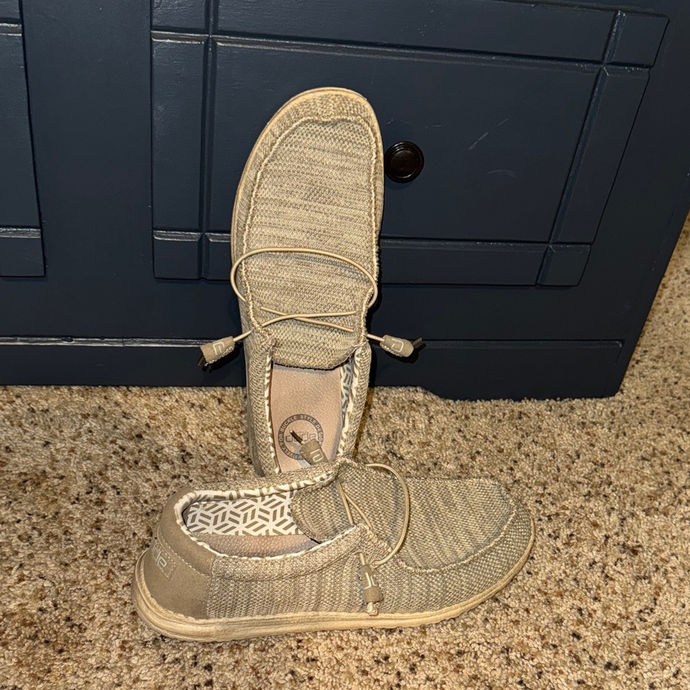 Men’s size 13 Hey dudes, hardly worn! 

Wally B / Beige